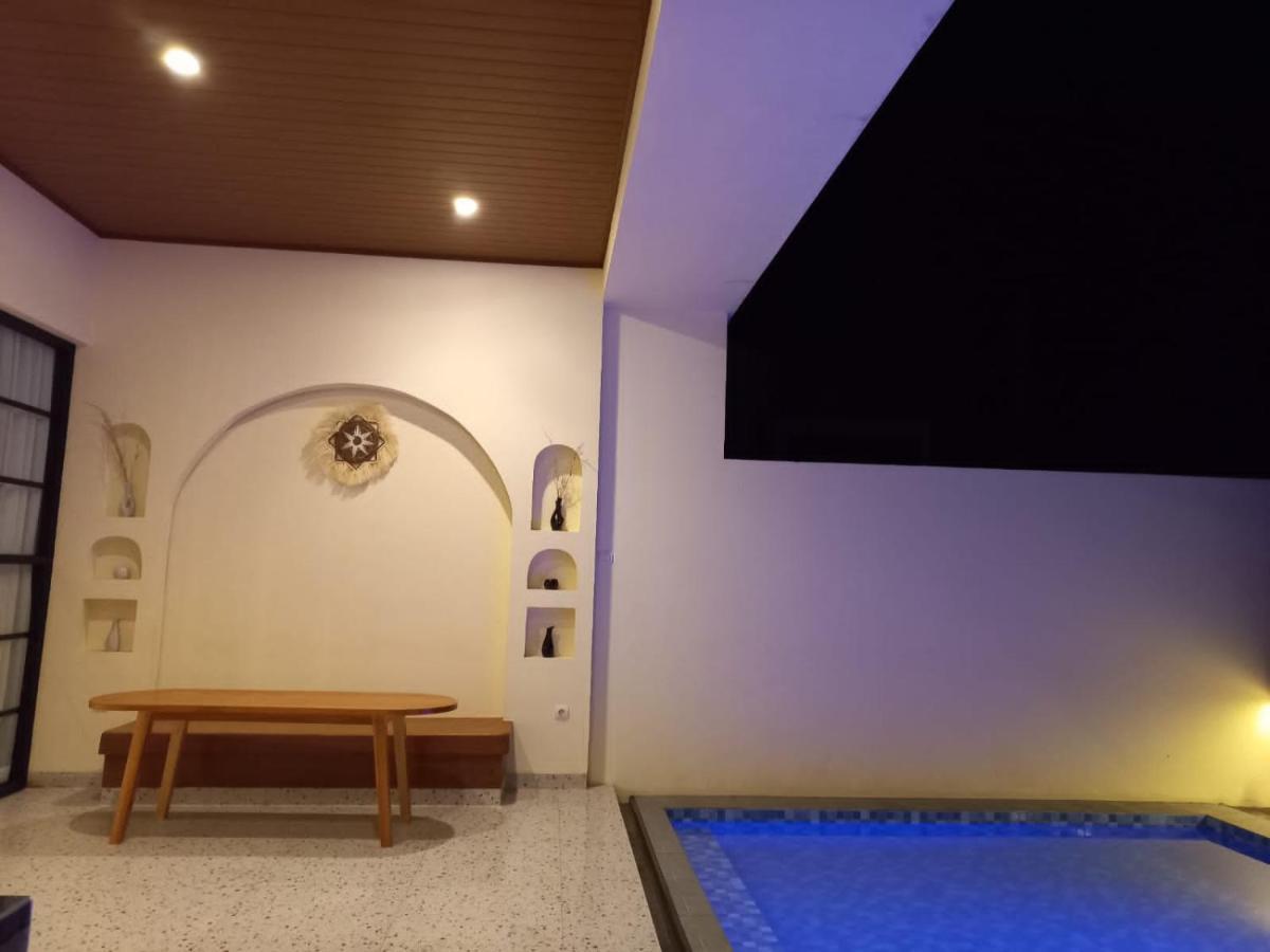 Azalea Room By The Anp Villas Cikundul 部屋 写真